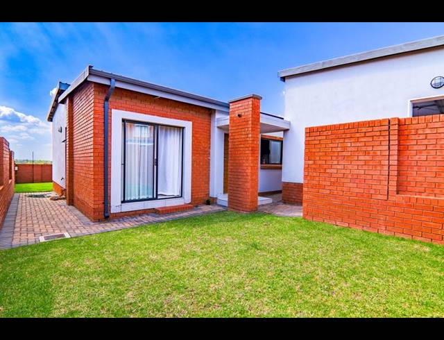 3 BEDROOM TOWNHOUSE FOR SALE IN GOLDEN FIELDS ESTATE